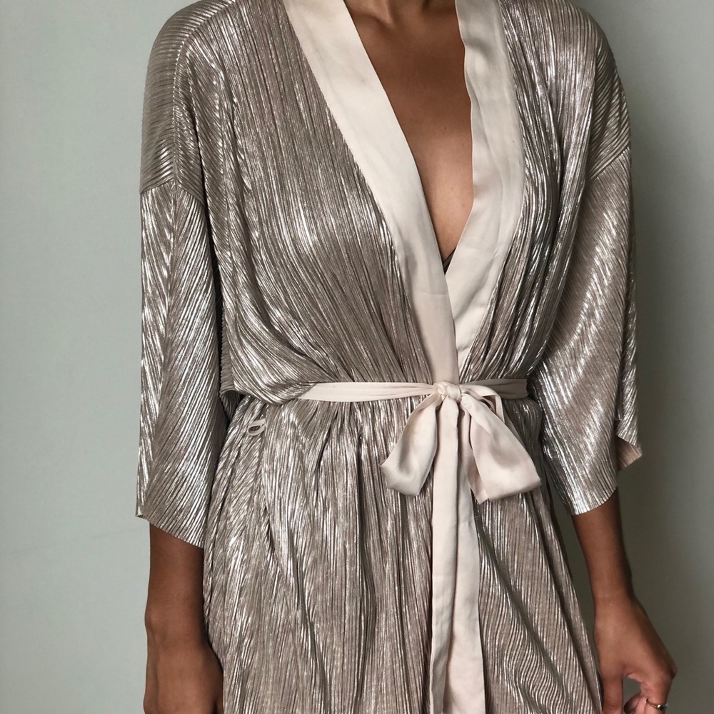 Gorgeous Victoria’s Secret Gold / Nude Kimono Robe